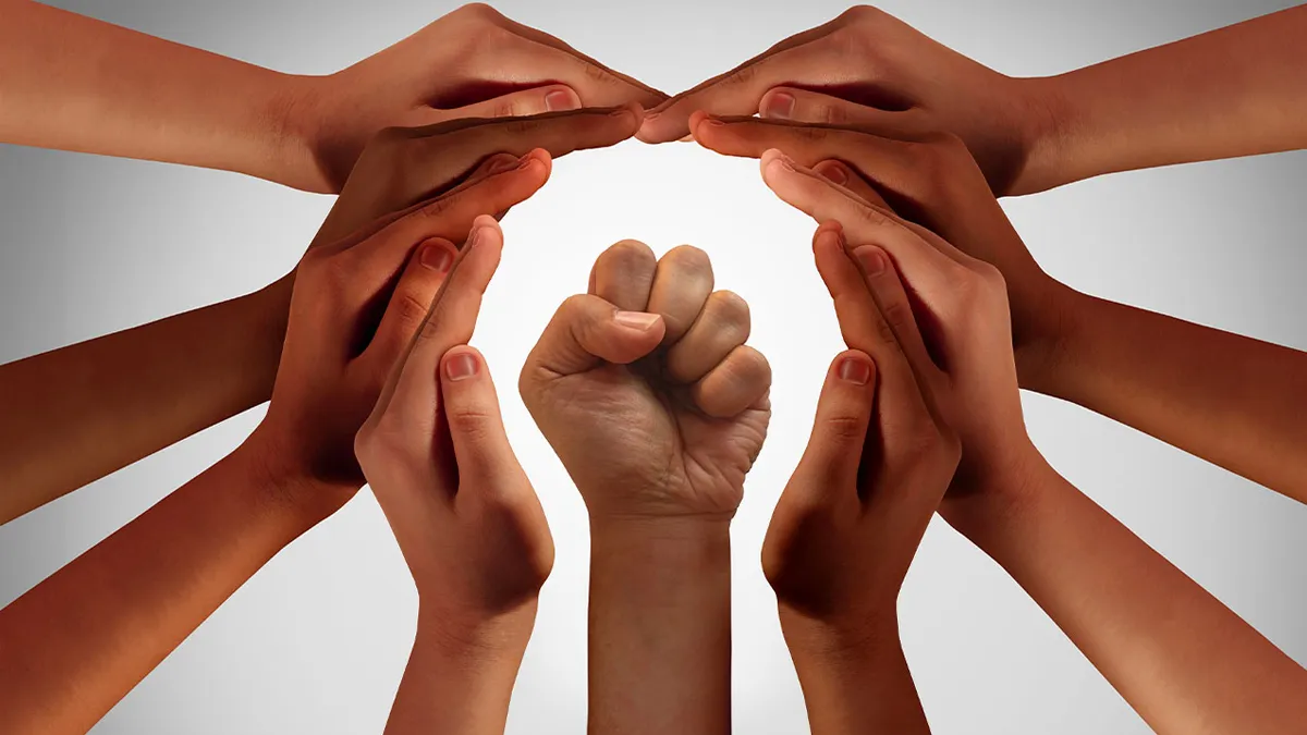 Várias mãos formando um circulo de união